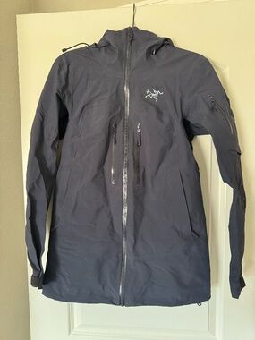 Arc’teryx Women’s Sentinel LT GORE-TEX shell jacket in dark grey navy size small